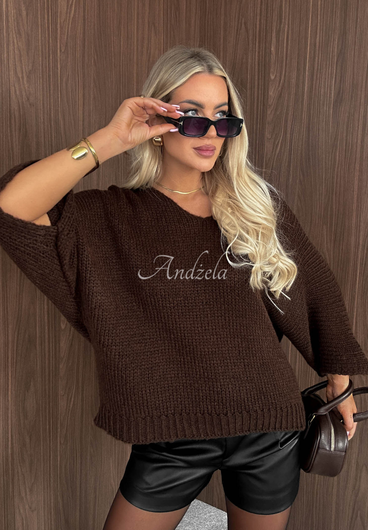 Sweter oversize z dekoltem Warm Affair czekoladowy