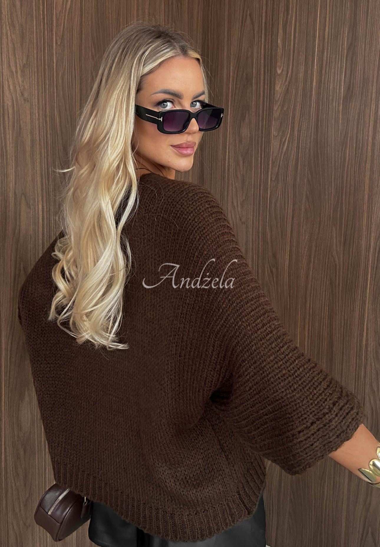 Sweter oversize z dekoltem Warm Affair czekoladowy