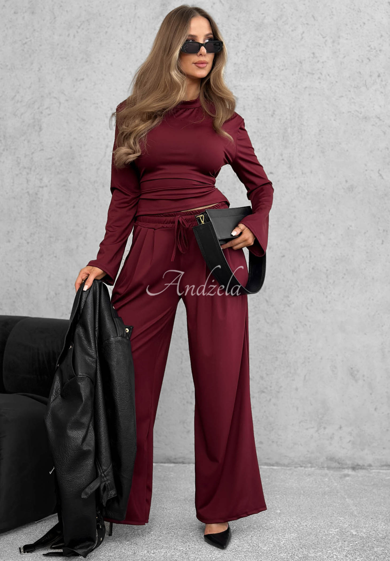 Komplet bluzka z wiązaniem i spodnie wide leg Keep Secret burgundowy