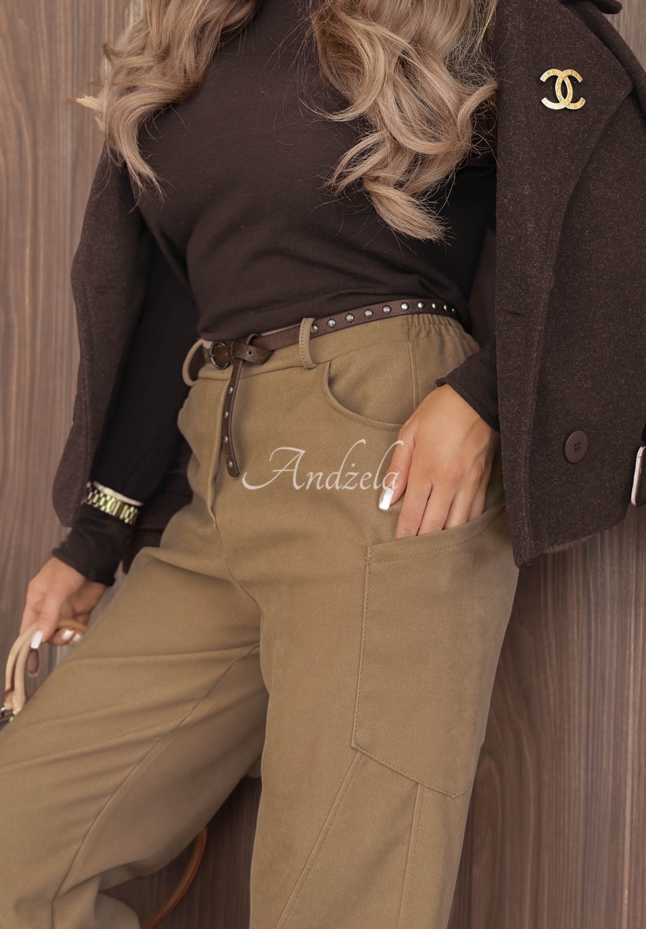 Materiałowe spodnie mom fit z paskiem Lucky Fall mokka
