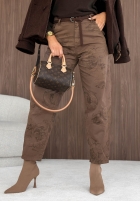 Spodnie mom fit we wzory z paskiem Coffee Art czekoladowe