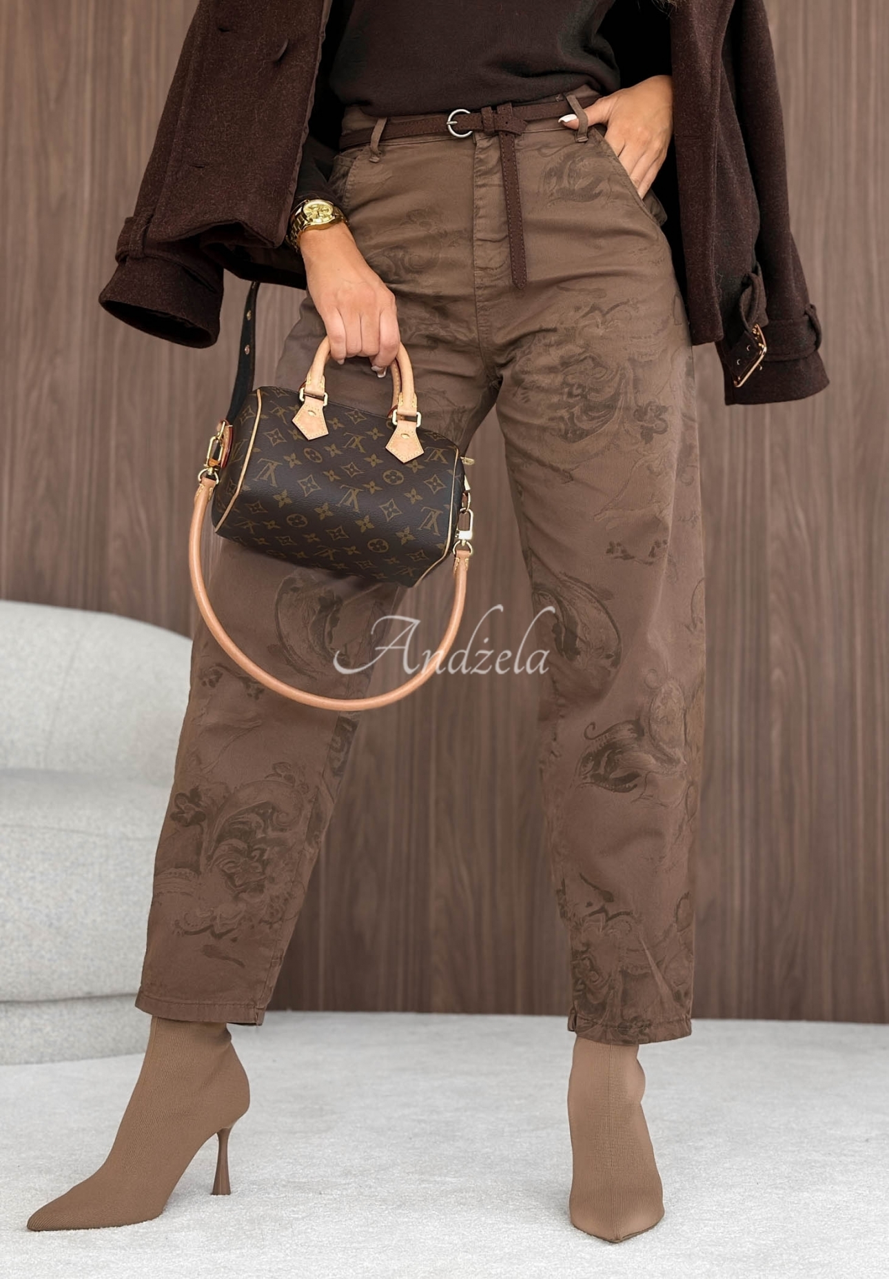 Mom-fit patterned pants with a Coffee Art chocolate-colored belt