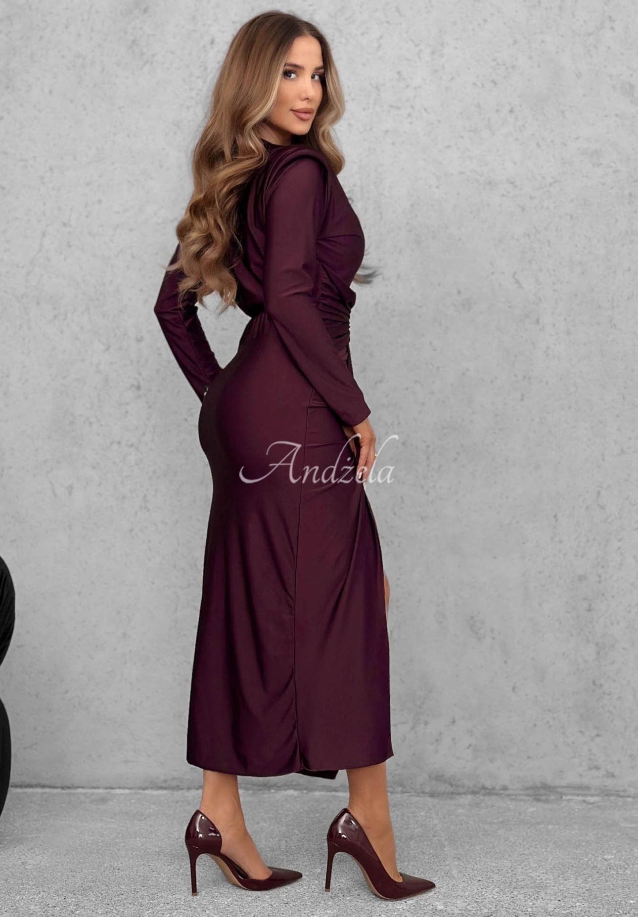 Elegancka sukienka maxi z marszczeniami i wiskozą So Elegant jagodowa
