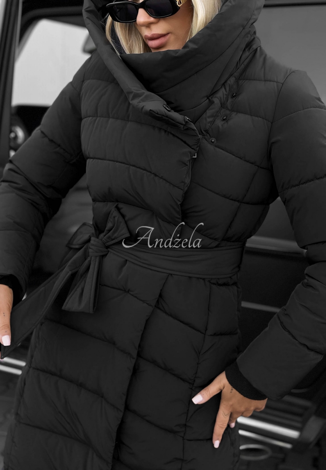 Długa pikowana kurtka z kapturem i paskiem Snow Empress czarna