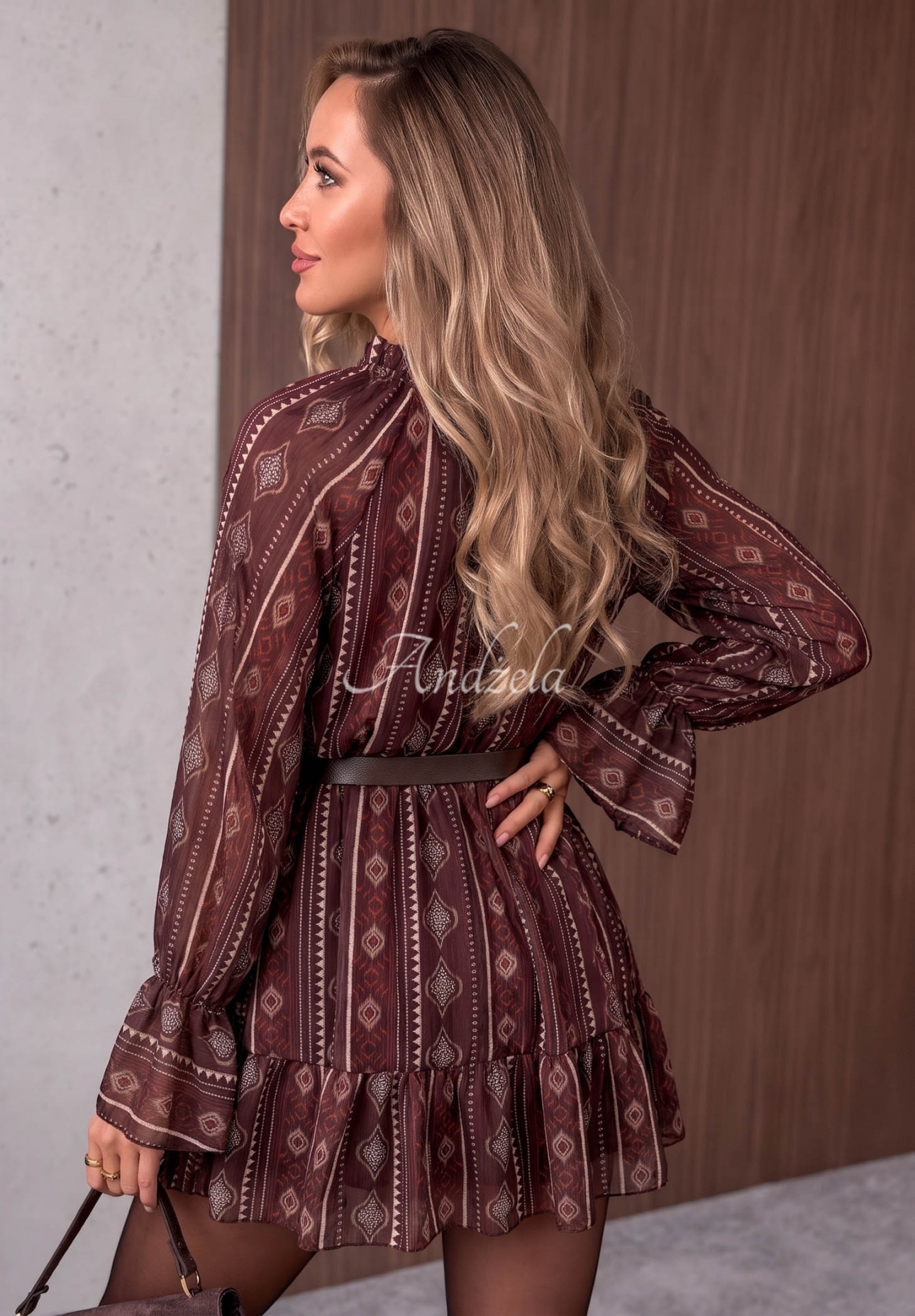 Wzorzysta sukienka mini z falbankami True Romance burgundowa